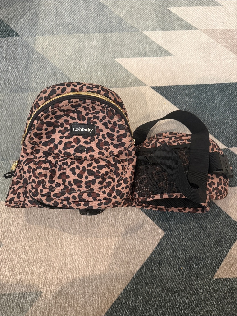 TUSHBABY Hip Seat Carrier LEOPARD